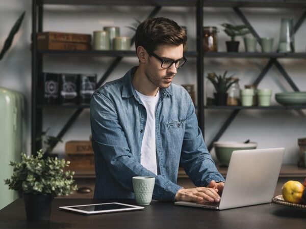 A Unique Analog-Hybrid Monophonic Synthesizer